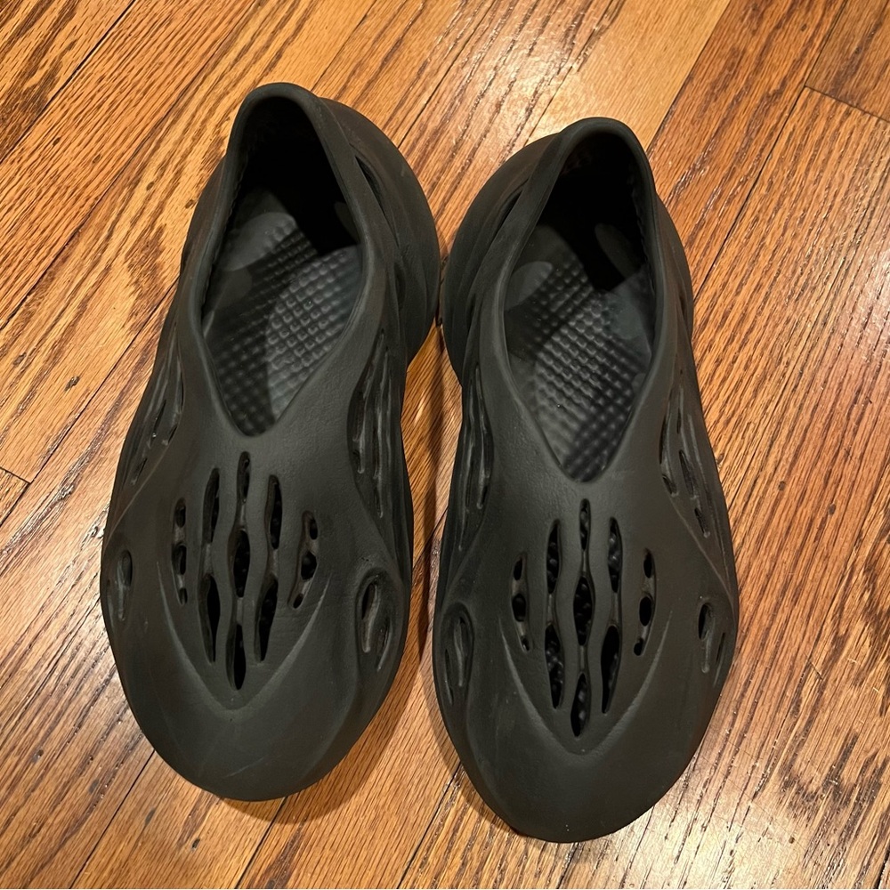 Size: 6 // Yeezy Foam Runners